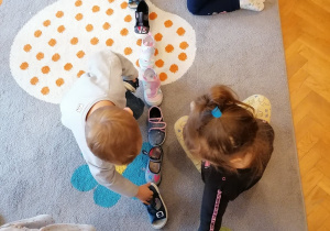 Dzieci ustawiają w linii buty